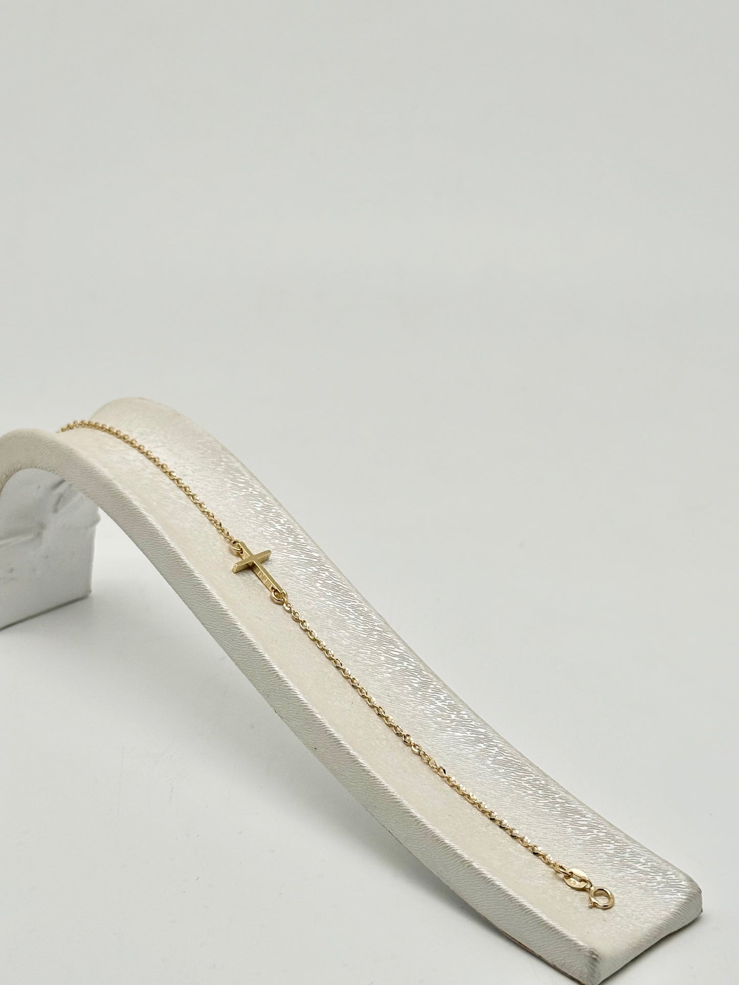 Bracelet en or jaune, motif croix