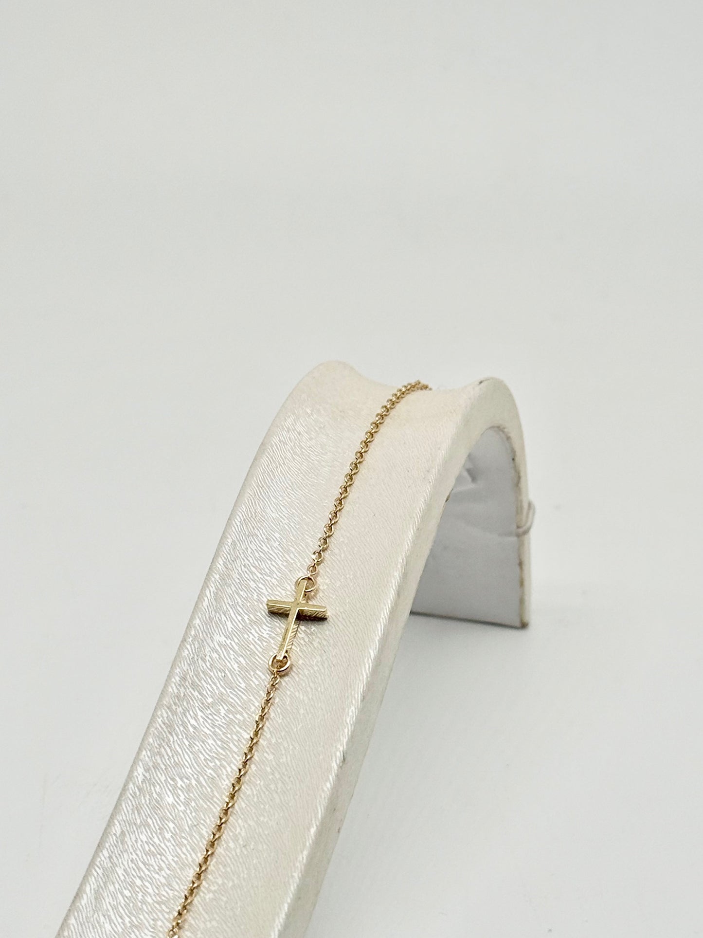 Bracelet en or jaune, motif croix