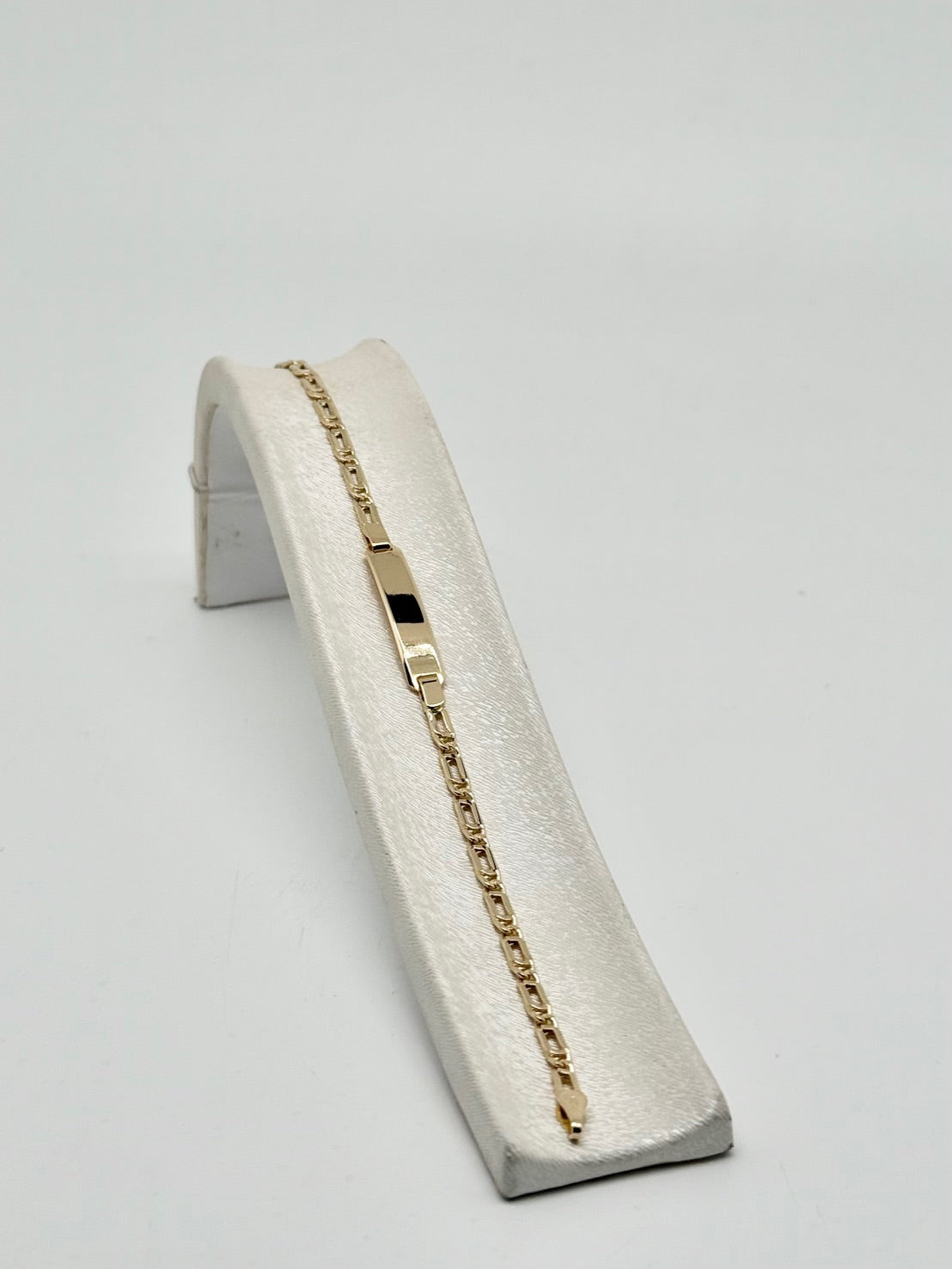 Bracelet en or jaune 18 carats/750, 4,61 g, avec plaque nominative et gravure incluse.