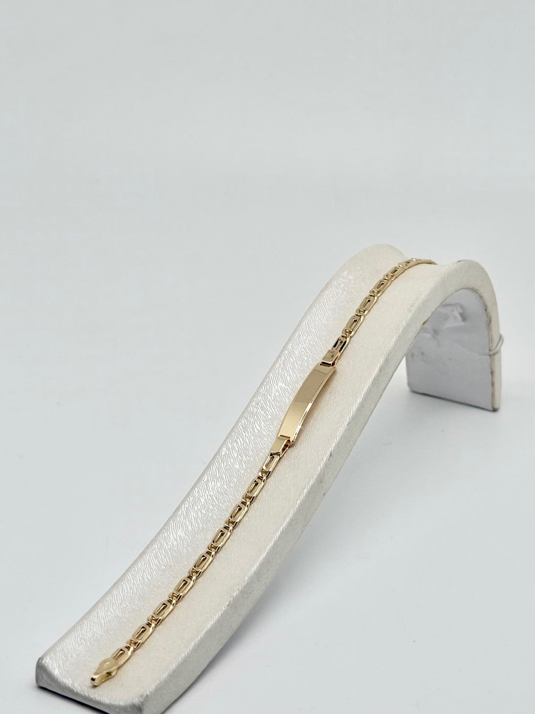 Bracelet en or jaune 18 carats/750, 4,61 g, avec plaque nominative et gravure incluse.