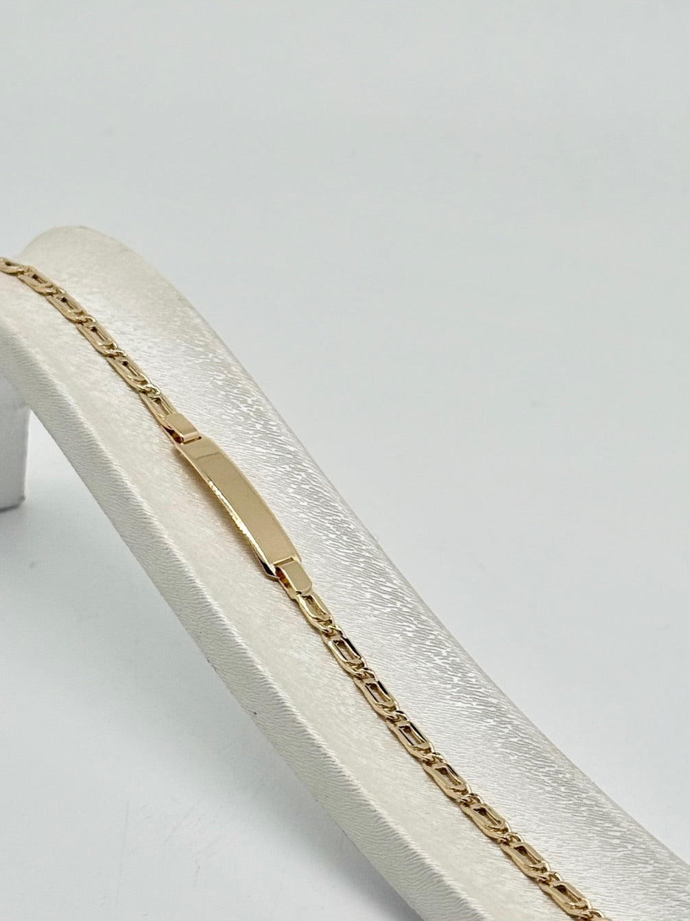 Bracelet en or jaune 18 carats/750, 4,61 g, avec plaque nominative et gravure incluse.
