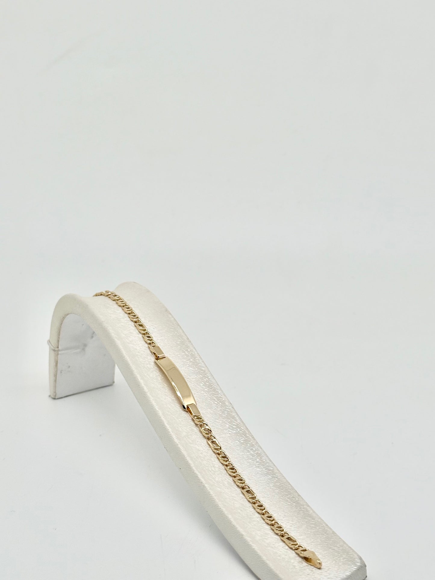 Bracelet en or jaune 18 carats/750, 4,88 g, avec plaque nominative et gravure incluse.