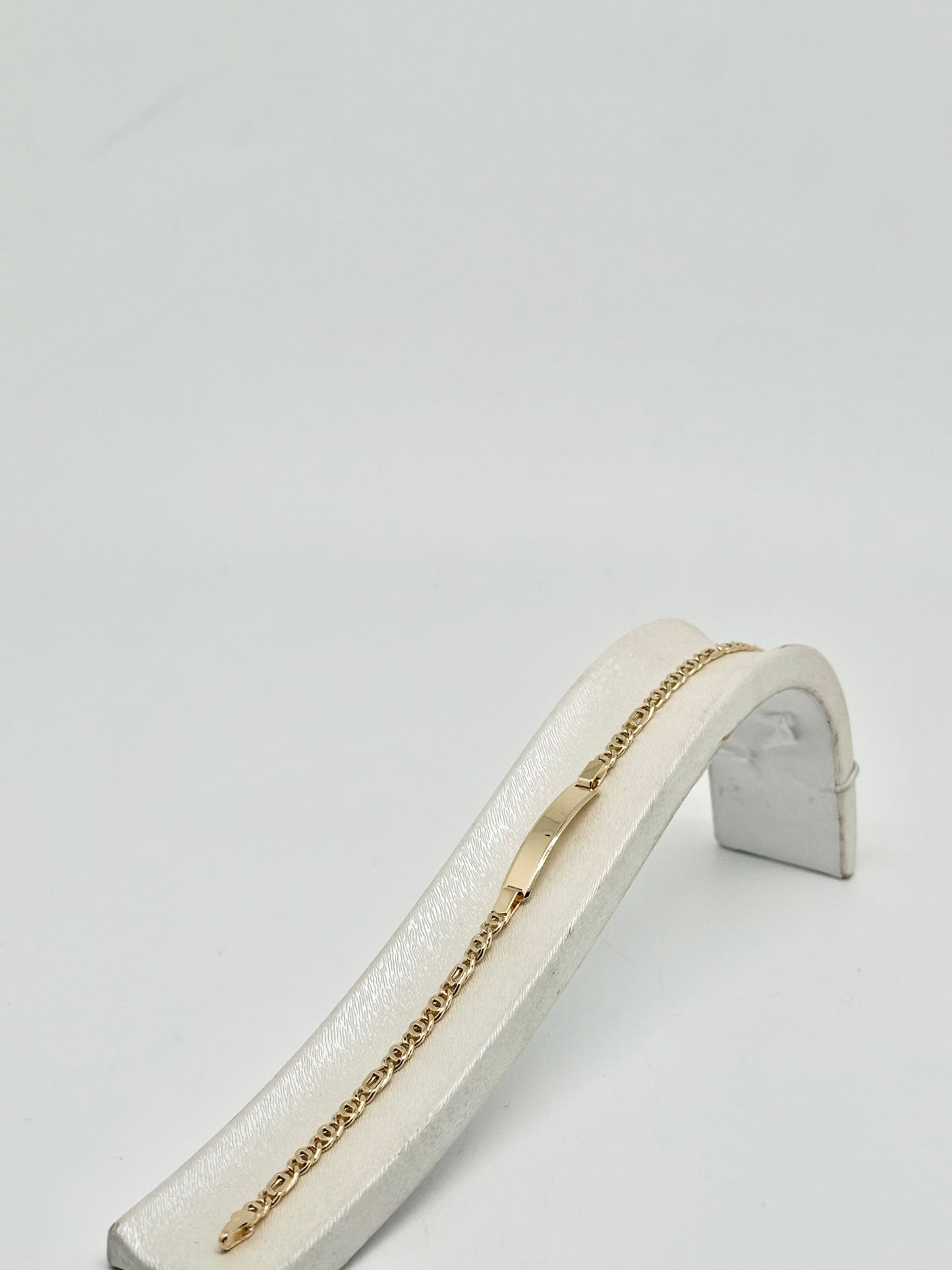 Bracelet en or jaune 18 carats/750, 4,88 g, avec plaque nominative et gravure incluse.