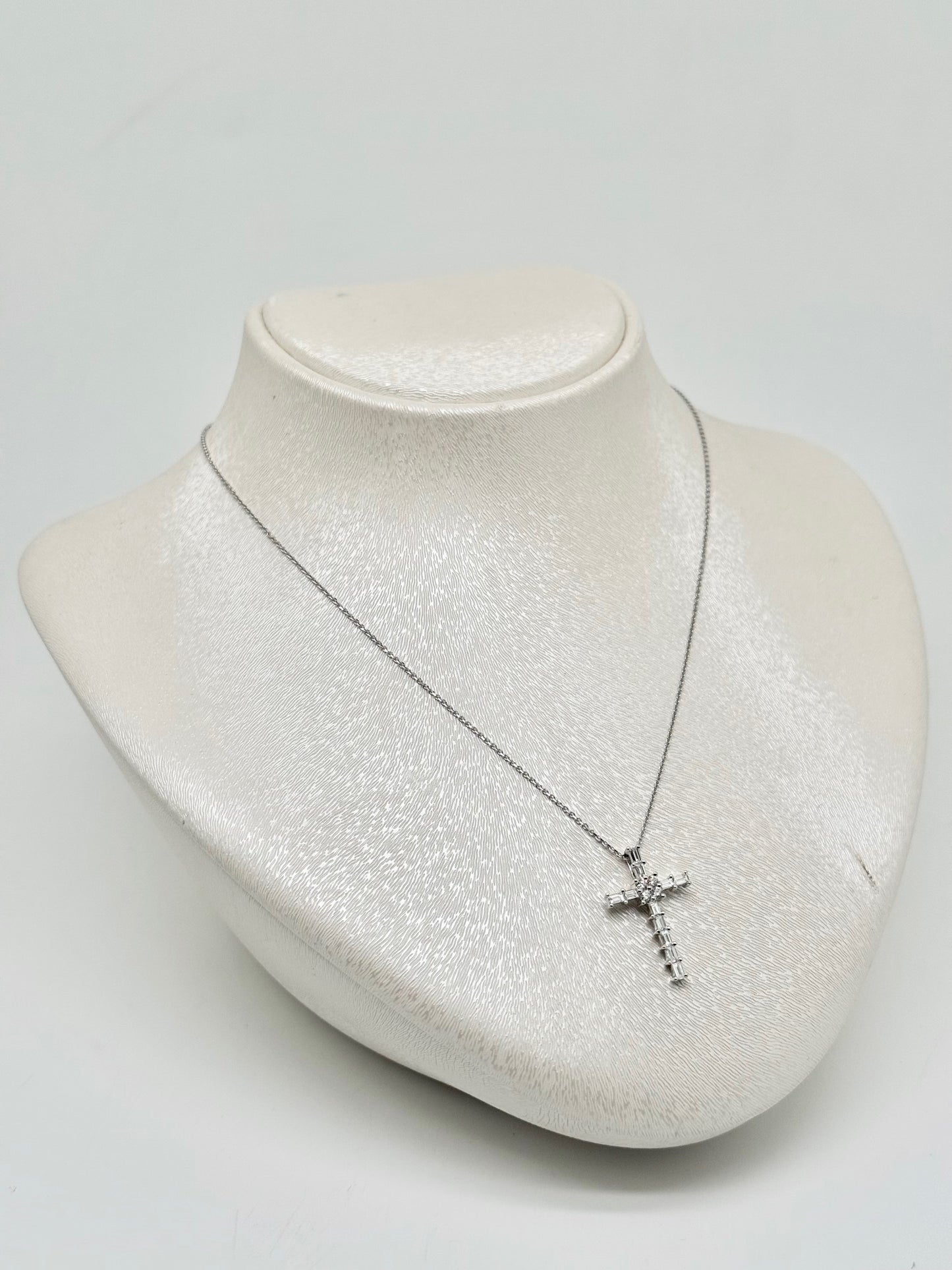 18-carat (750/1000) white gold necklace with a cross pendant set with natural diamonds