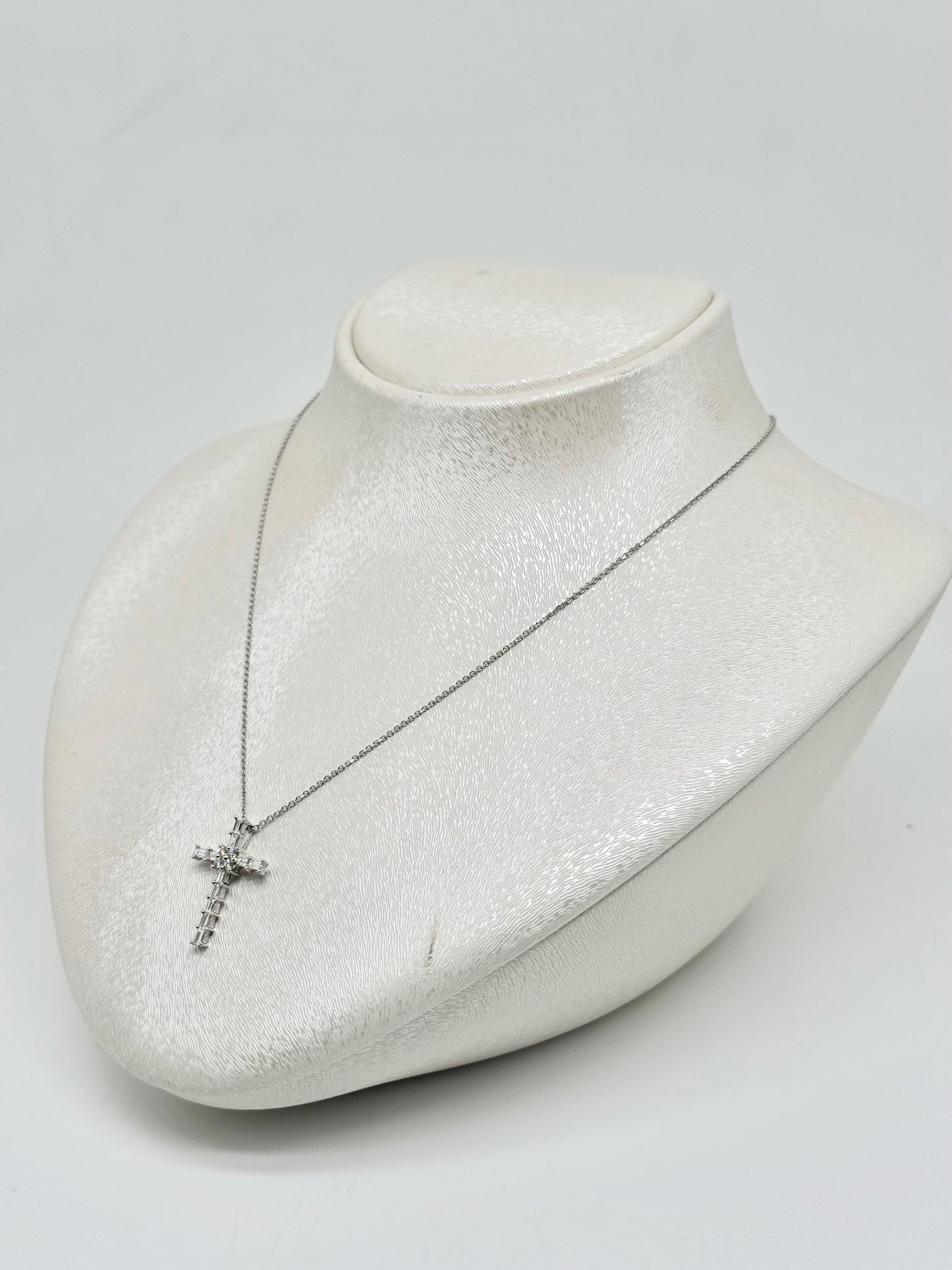 18-carat (750/1000) white gold necklace with a cross pendant set with natural diamonds