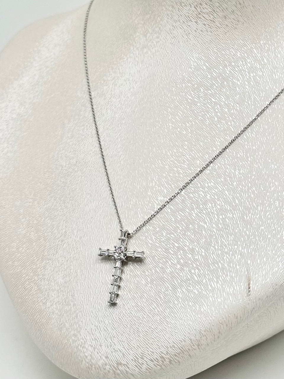 18-carat (750/1000) white gold necklace with a cross pendant set with natural diamonds