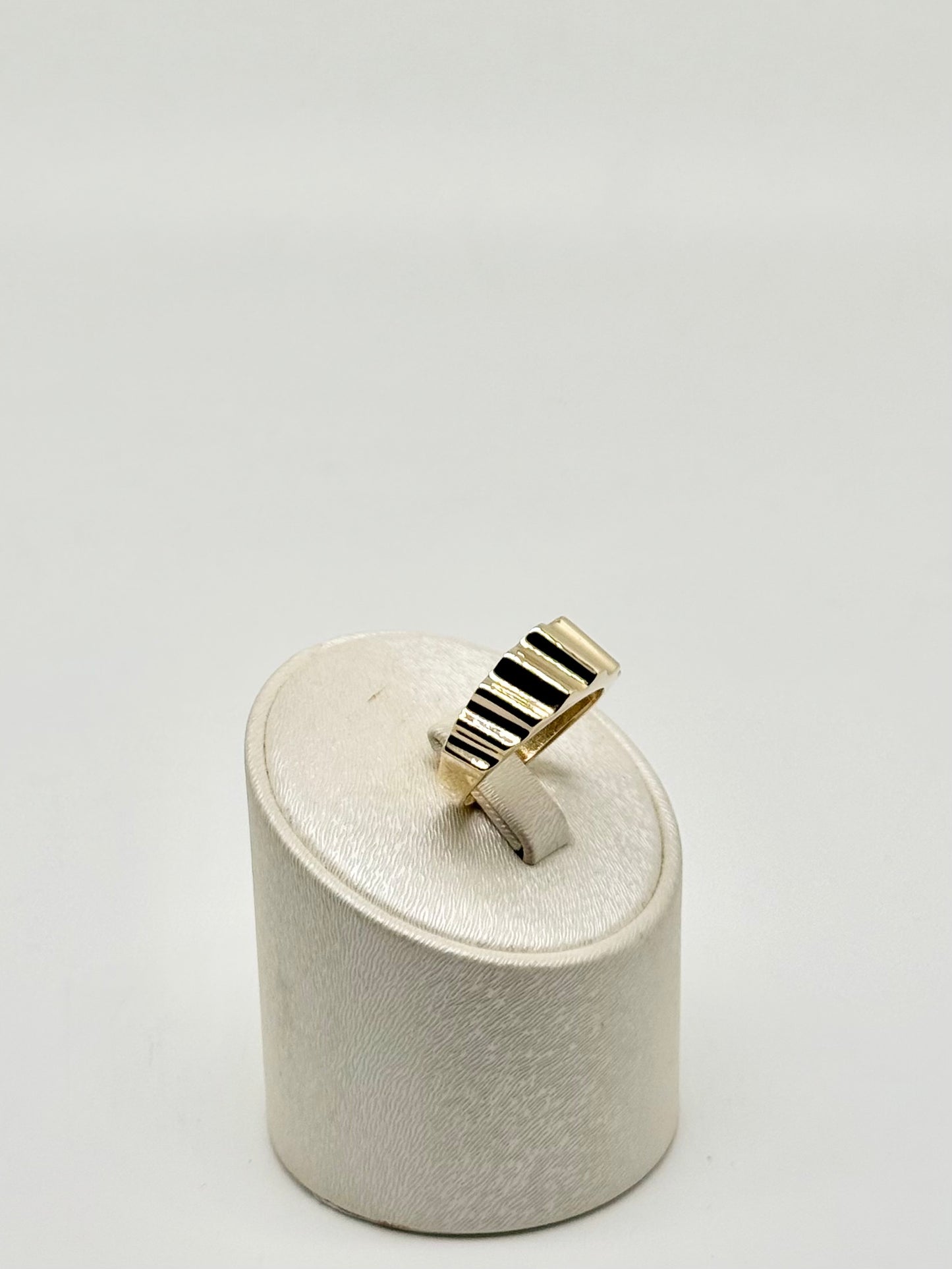 Yellow gold ring 4.01g