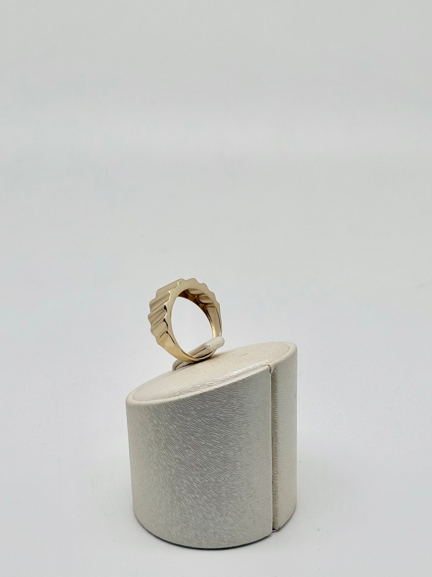 Yellow gold ring 4.01g