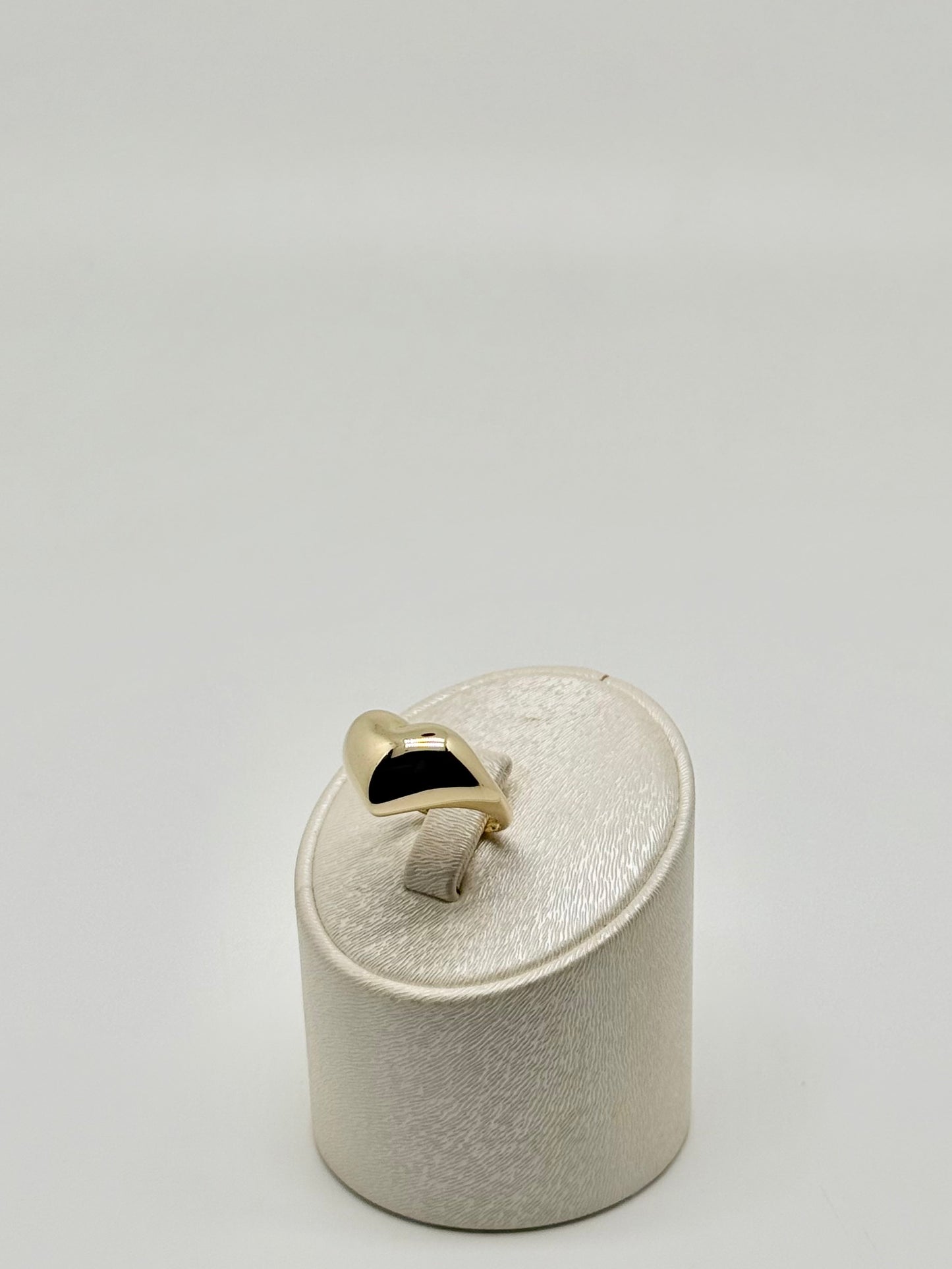 Yellow gold 'heart' ring, 3.86g