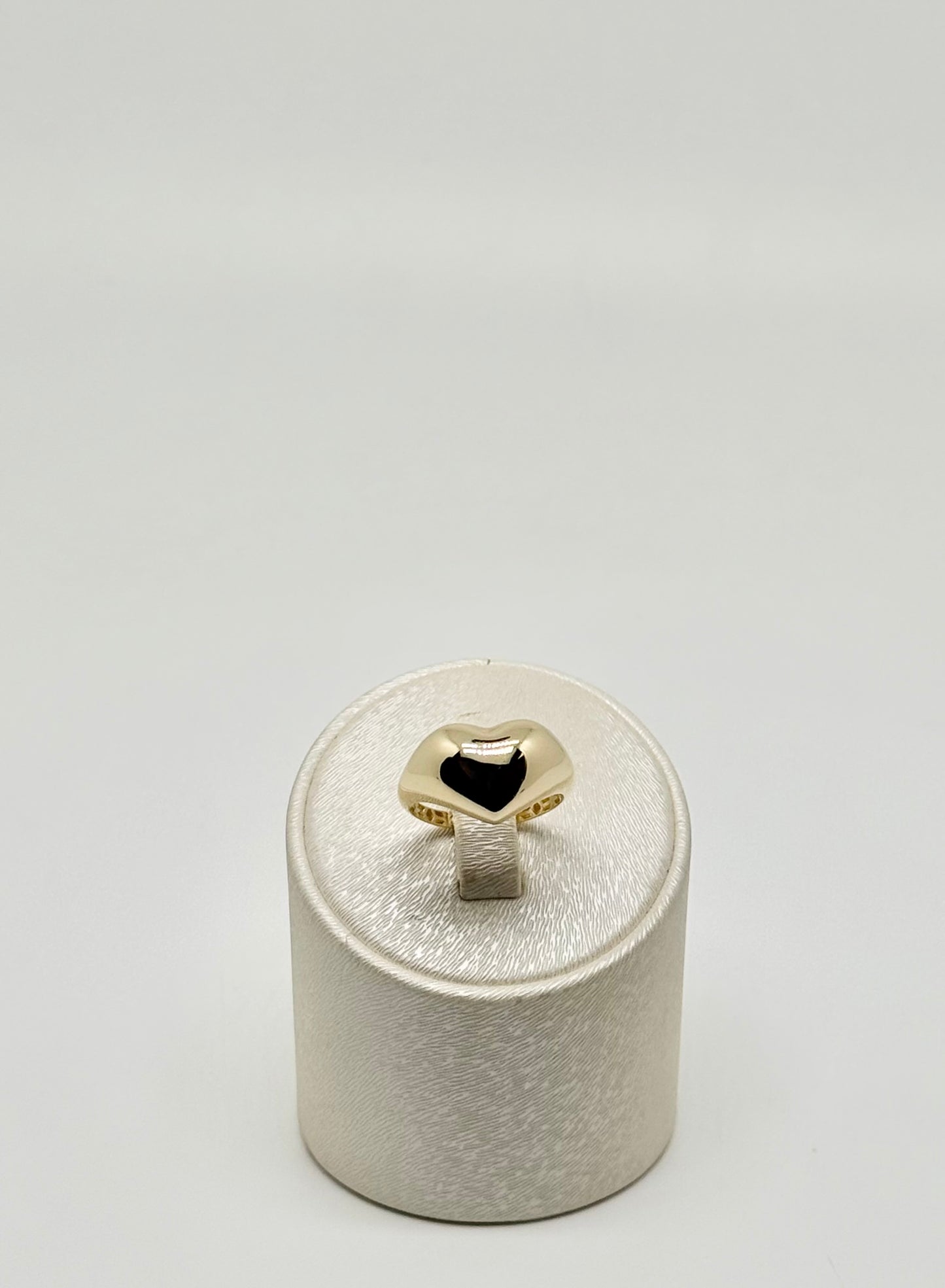 Yellow gold 'heart' ring, 3.86g
