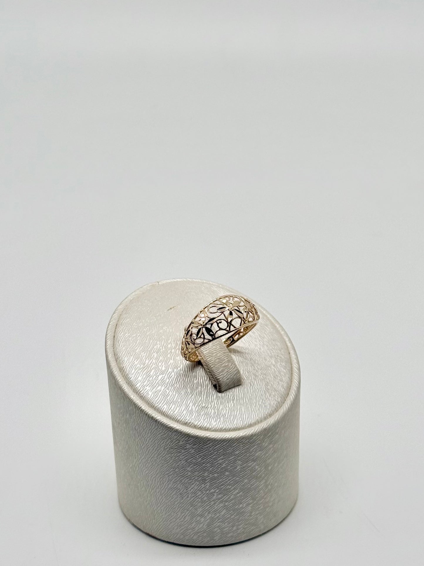 Yellow gold 'flower' ring - diamond cut - 1.74g