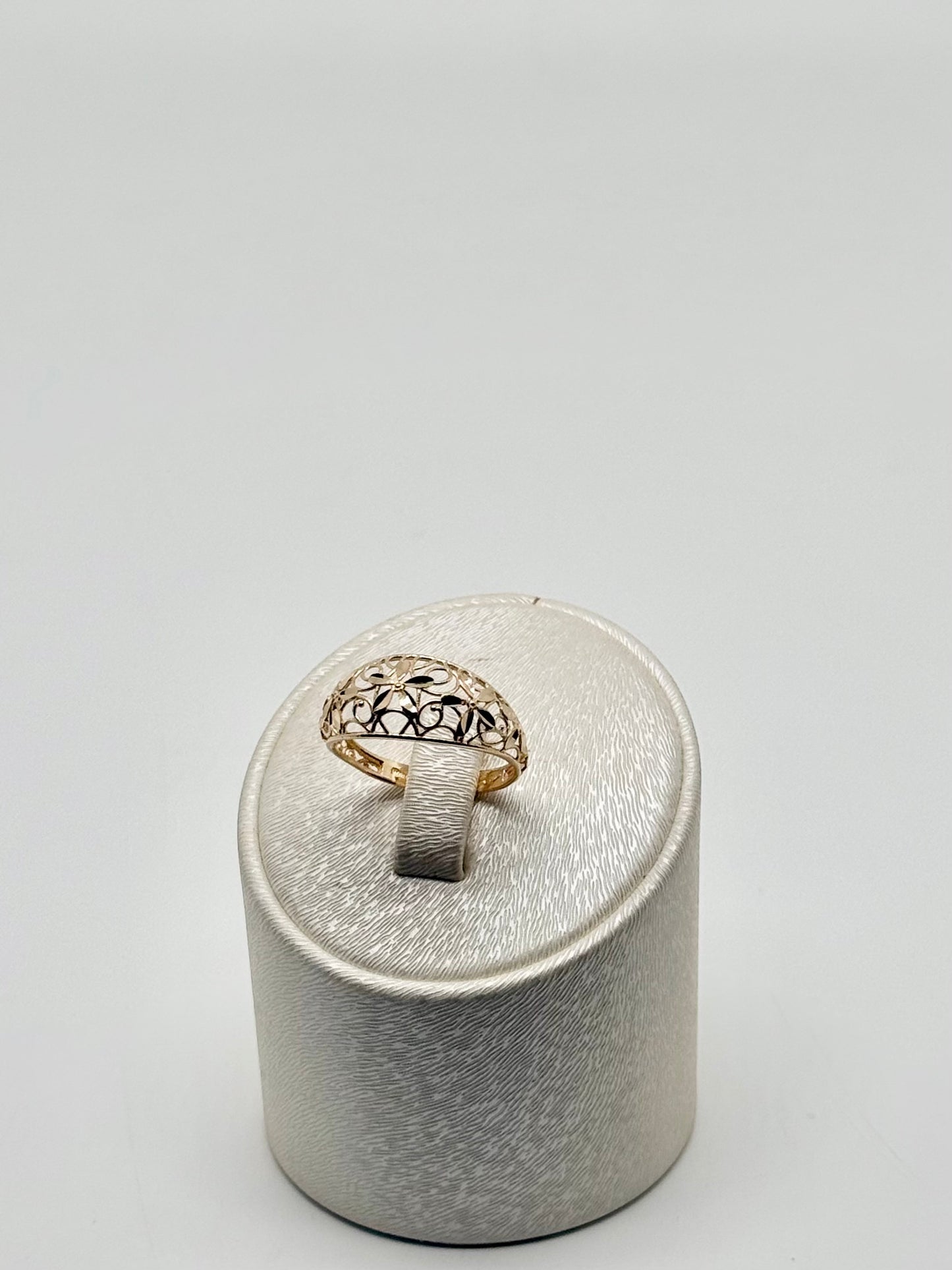 Yellow gold 'flower' ring - diamond cut - 1.74g