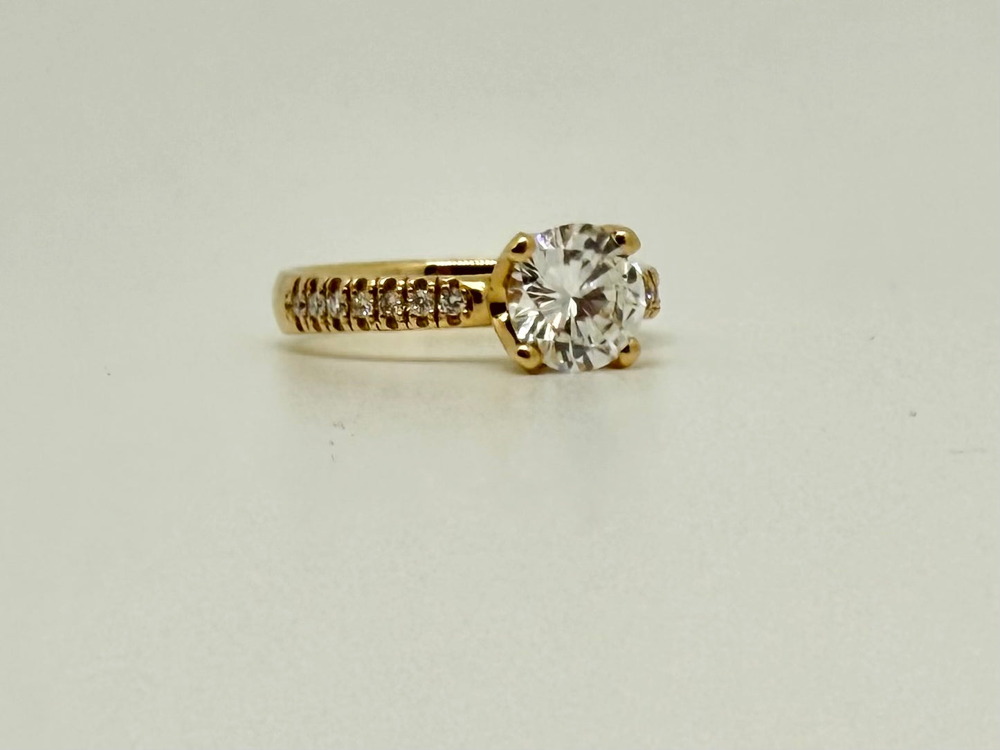 Geelgouden ring met natuurlijke diamant 