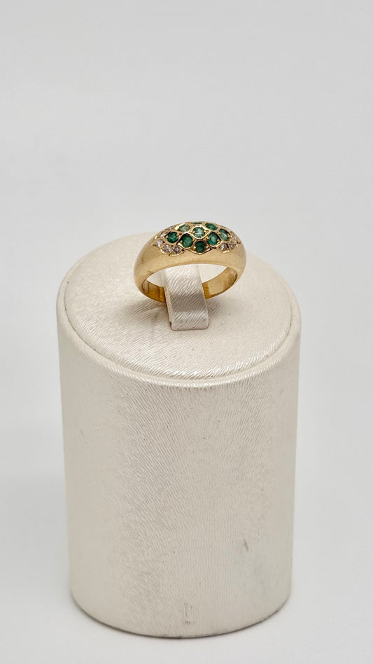 Geelgouden ring bezet met natuurlijke diamanten en smaragd