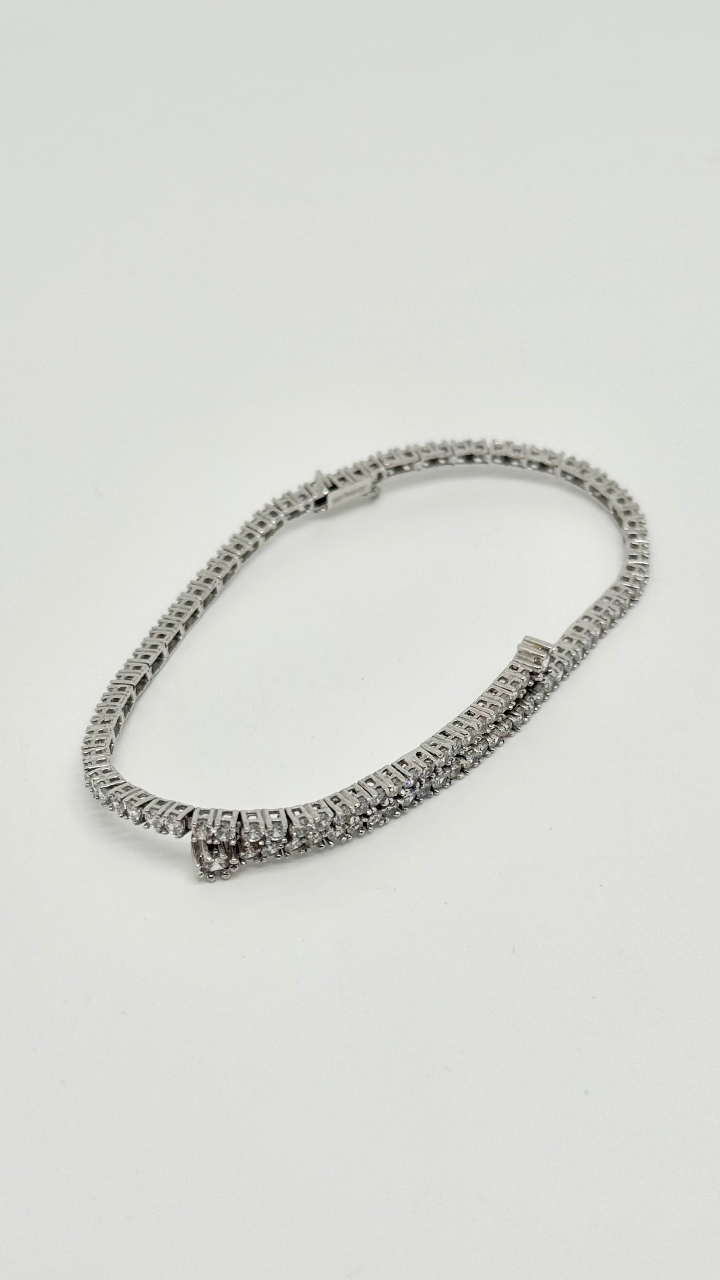 Tennis bracelet with zircon