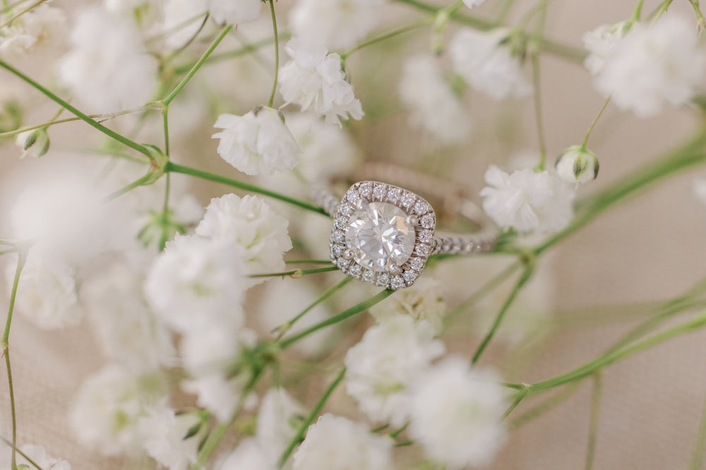 Bague en or blanc halo , diamant naturel