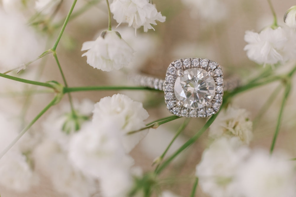 Bague en or blanc halo , diamant naturel